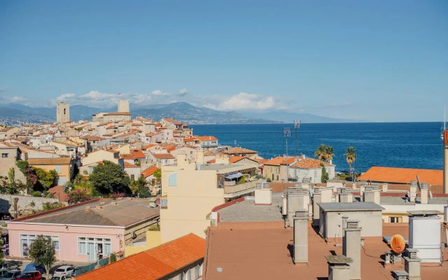 High Standing with Incredible Old Antibes and Sea views