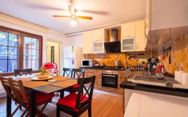 Flat with Garden Close to Coast in Uskudar