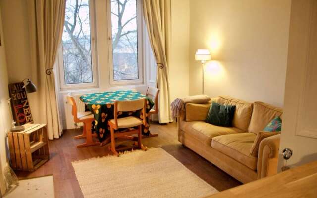 1 Bedroom Flat Overlooking Water of Leith Sleeps 2