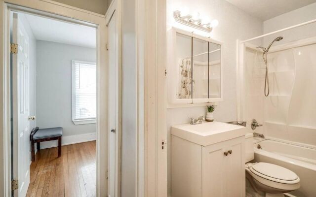 Shiny and comfortable Oakland House