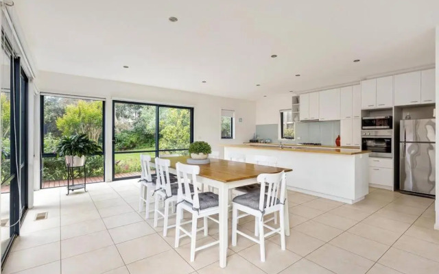 Sea Haven: coastal views, family retreat