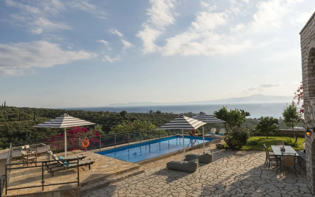 Majestic Chateau - Spectacular Seascapes & Pool