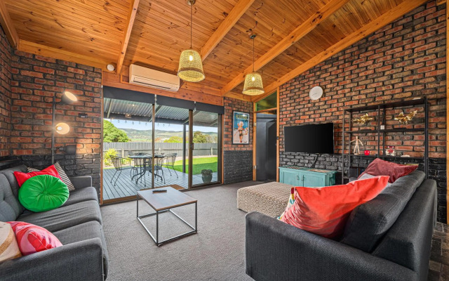 Black Pearl ~ Industrial-Chic in Silver Sands
