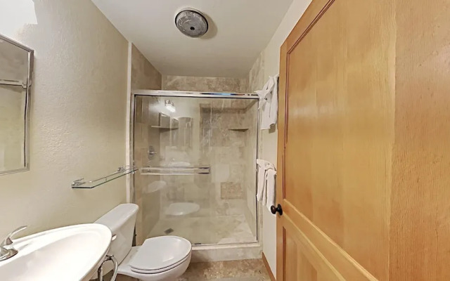 Spacious Condo with Full Kitchen - Steps Away from Summer Hiking and Biking Adventures! by RedAwning