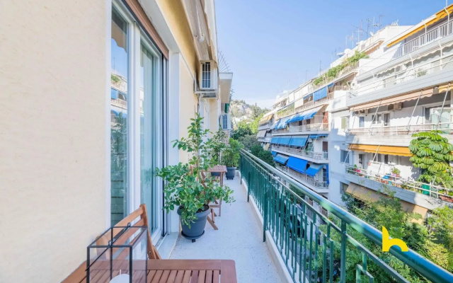 Sun-Splashed 2-BDR Corner Apartment with Hillside views!
