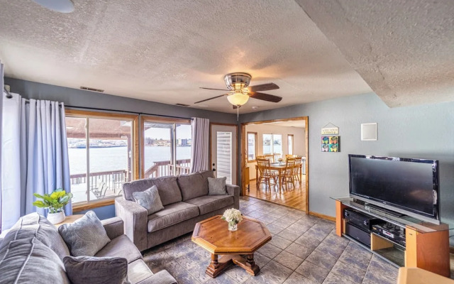 Redbud Retreat Amenity-filled Waterfront Home!