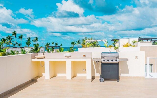 2 bed Penthouse Just Steps From the Beach