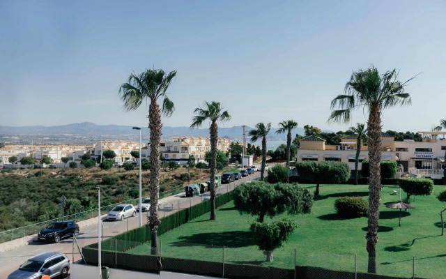 Stunning 2 bedroom apartment with Pool View