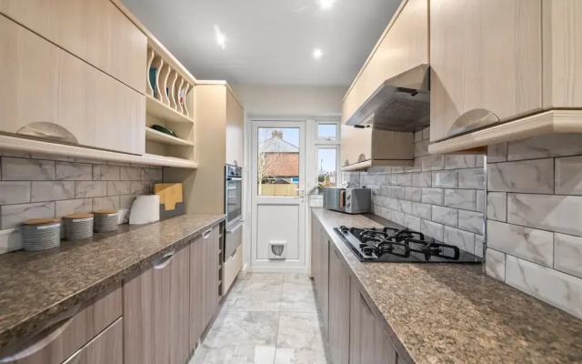 Large 5 Bedroom-free Parking-great Transport Links