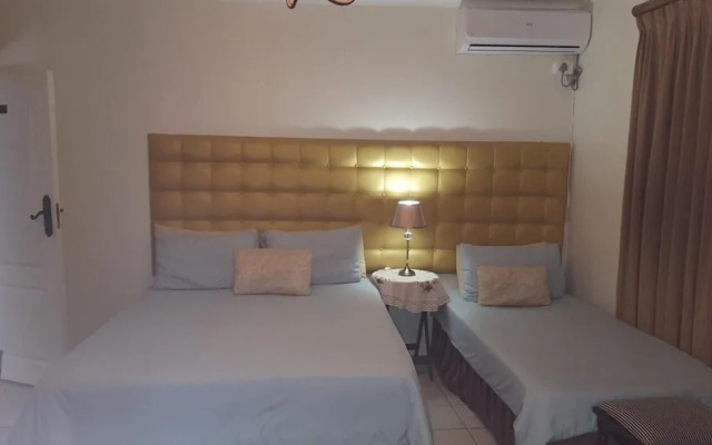 Savoy Lodge With Breakfast Included - Budget Triple Room 5