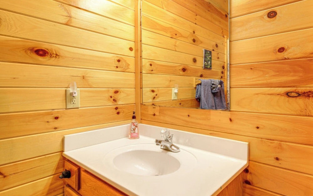 Sevierville Cabin w/ Hot Tub & Deck!