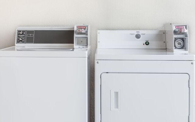 Days Inn And Suites Huntsville