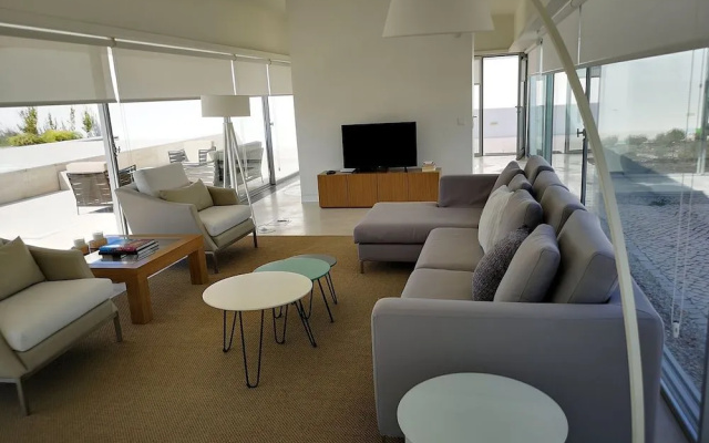 Morden Archictectural Villa In Lisbon
