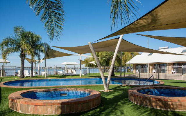 Lake Edge Resort