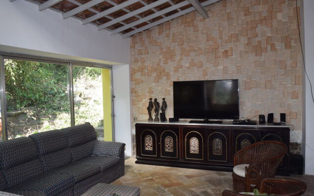 Banana Leaf Eco Hostel