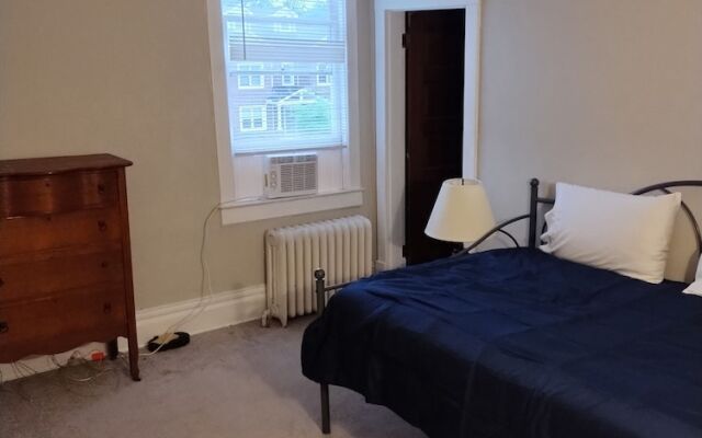 The Carew House Sleeps 10 Fenced 4BR Full Kitchen Steps2 YCP