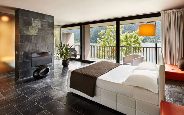 MAANJA Lake Front Suite and Restaurant