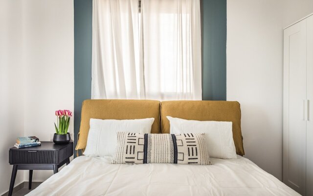 Stunning 4Bd Apt w/ Balcony, Parking & Sea Views by Sea N' Rent