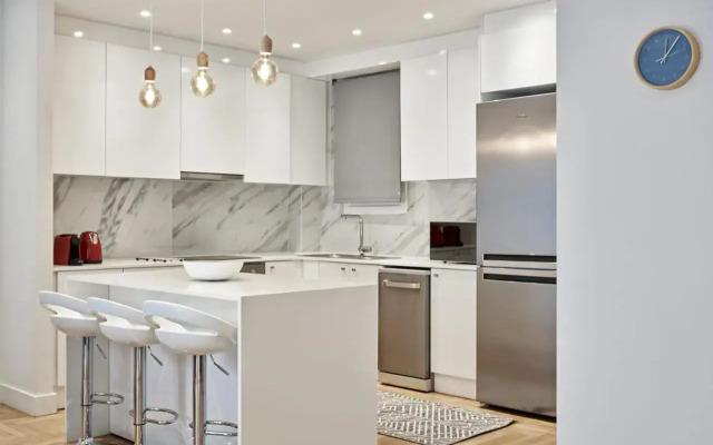 Spacious 2bd Apt in Prime Location next to Divani