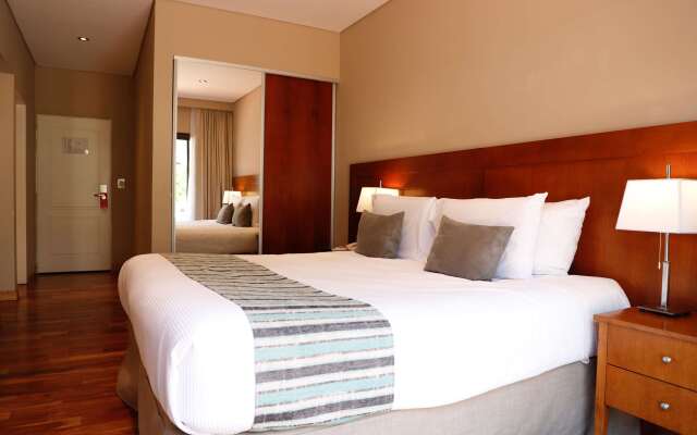 Howard Johnson by Wyndham Escobar Hotel