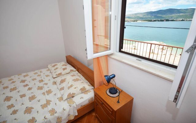 Apartment Andja - 5 m from the beach : A1 Arbanija, Island Ciovo