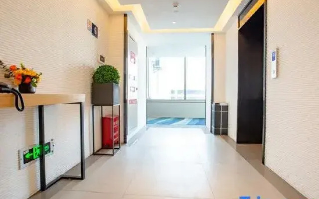 Rujia Business Travel Hotel (Lijiang Ancient Town Waterwheel)