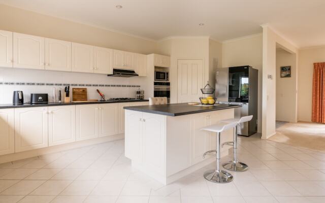 Logooner ocean house walking to beach