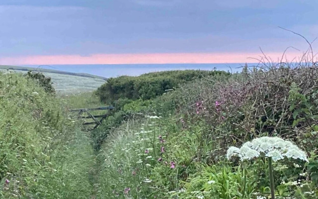 Cosy Classy 2-bed Maisonette, Village nr Newquay