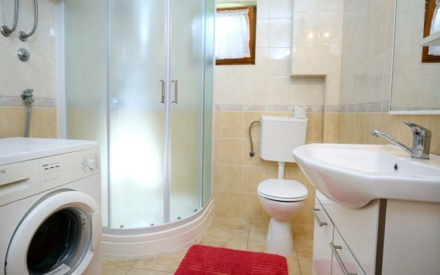 Neda - Perfect Location & Free Parking - A2