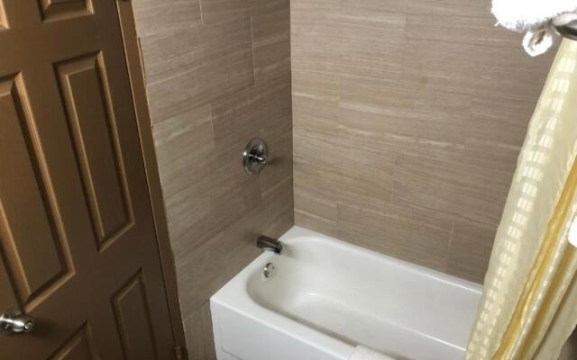 Economy Inn North Randall