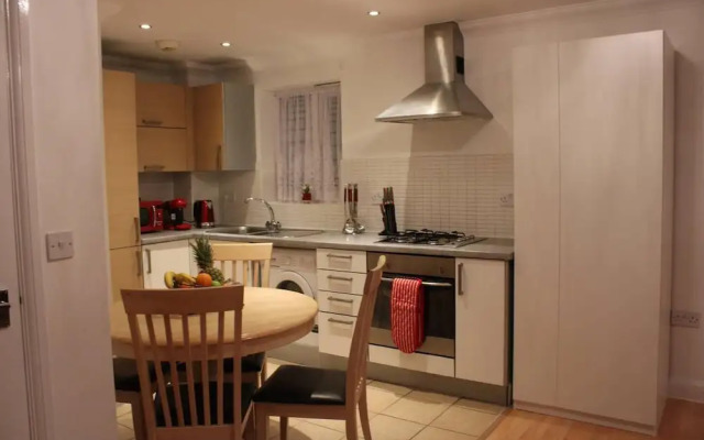 Impeccable Spacious 1-bed Apart in London Dagenham