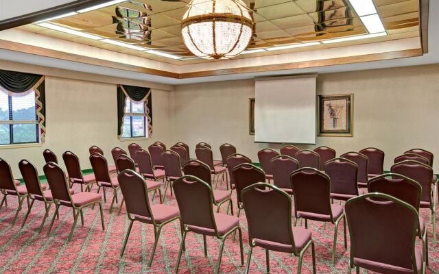 Days Inn & Suites Hickory