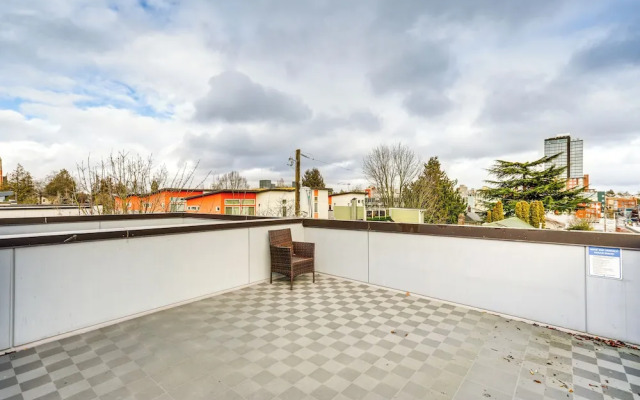 Walk to UW: Townhome w/ Rooftop Patio!