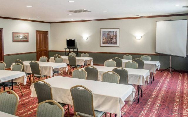 Days Inn by Wyndham Austintown