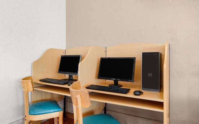 Super 8 by Wyndham Branson / Shepherd of the Hills Exwy