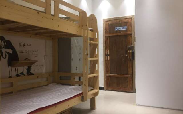 Zerg Backpackers Youth Hostel