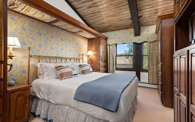 3 BR Penthouse w Hot-tub -mountain Views