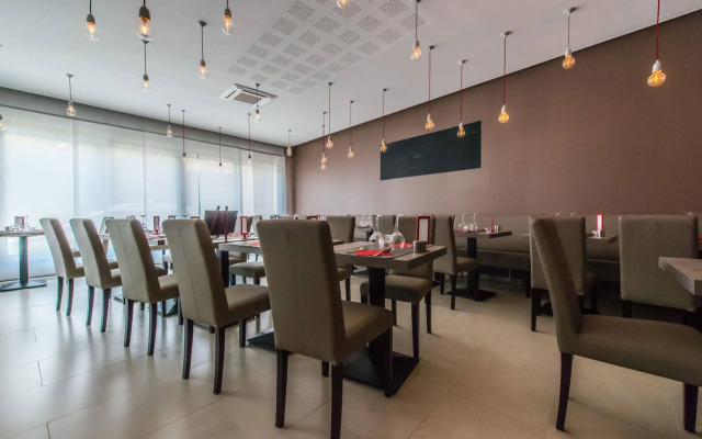 Hôtel Holidays & Work