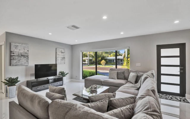 Renovated 5½ Bedroom Home/Heated Pool