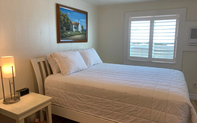Vineyard Harbor Motel - Private Beach