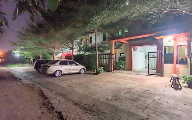 RedDoorz Syariah near Karawang Central Plaza