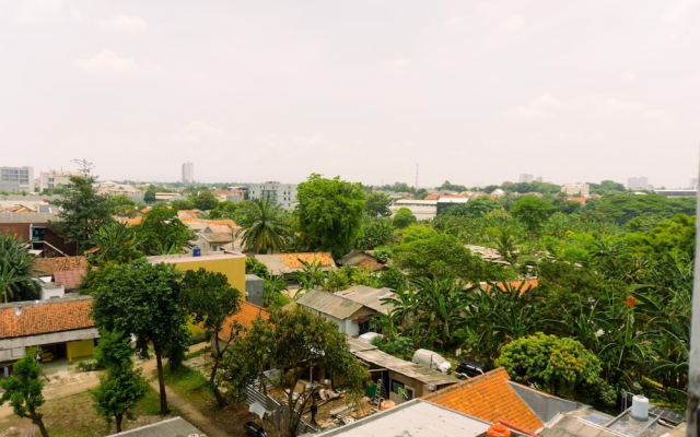 Homey And Cozy 1Br At Sky View Apartment
