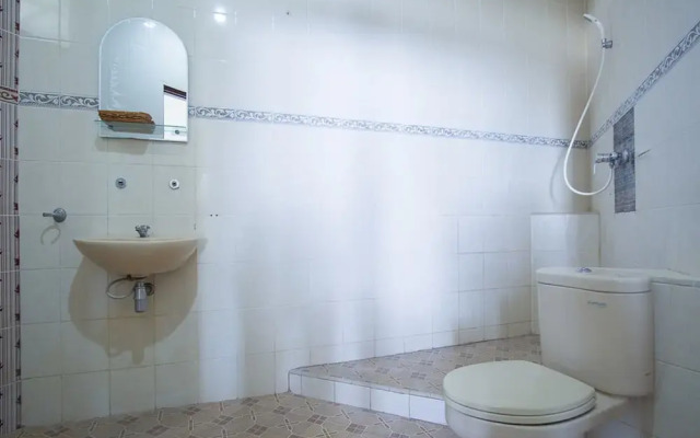 RedDoorz Syariah near Ngade Lake