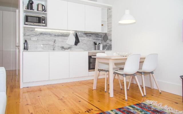 Liiiving in Porto-Blue Flower Apartment