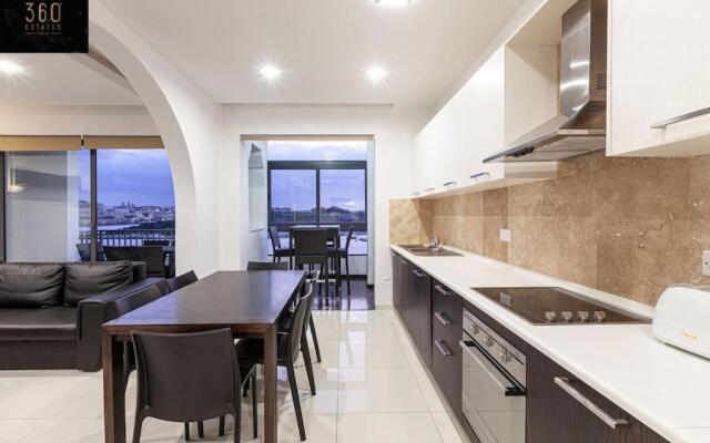 Seafront 4BR APT with mesmerising Balcony & VIEWS by 360 Estates