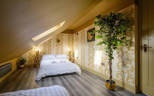 Luxury Versace Sleeps10, Hottub, Pool Table, Skytv