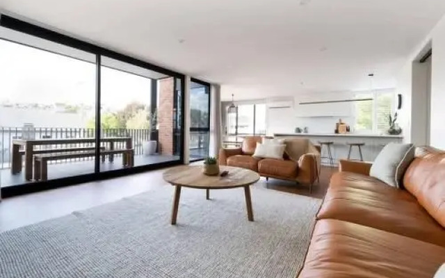 3 Story Townhouse In The Middle Of The City