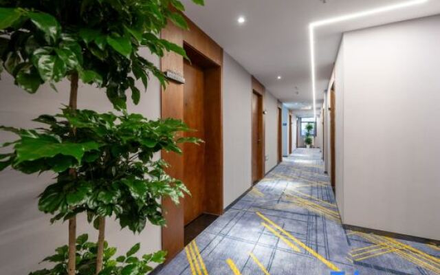 Super 8 Select Hotel (Beijing Tiancun Subway Station Branch)
