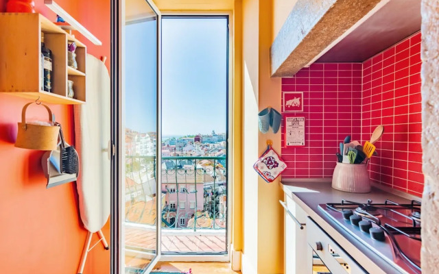 Bright & Beautiful Top Floor Graça Flat