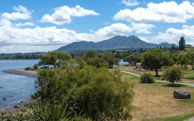 Serenity by the Lake - Lake Taupo Holiday Home